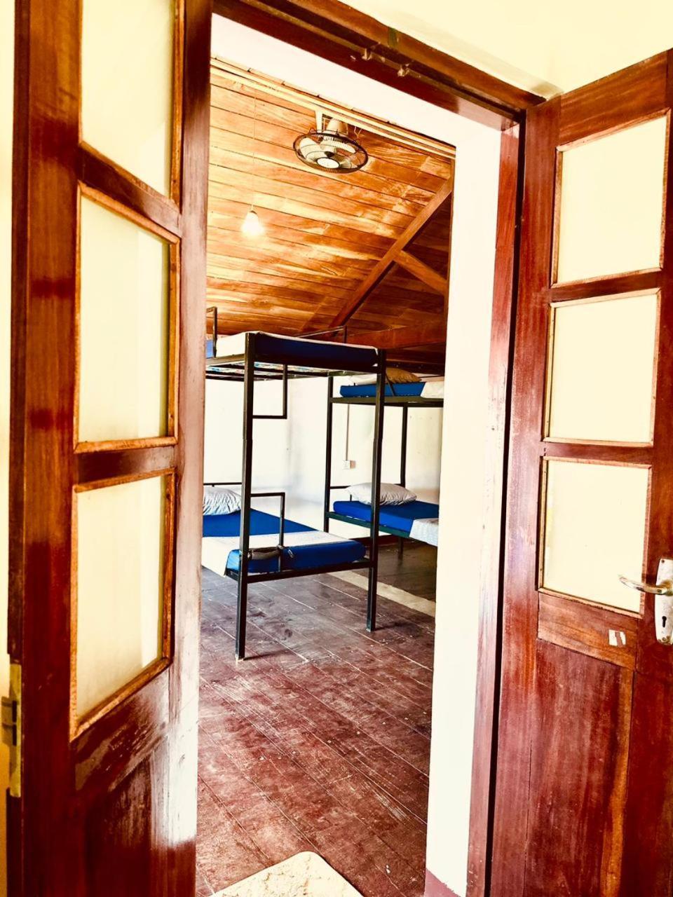 Happy Bunk Hostel Weligama Buitenkant foto