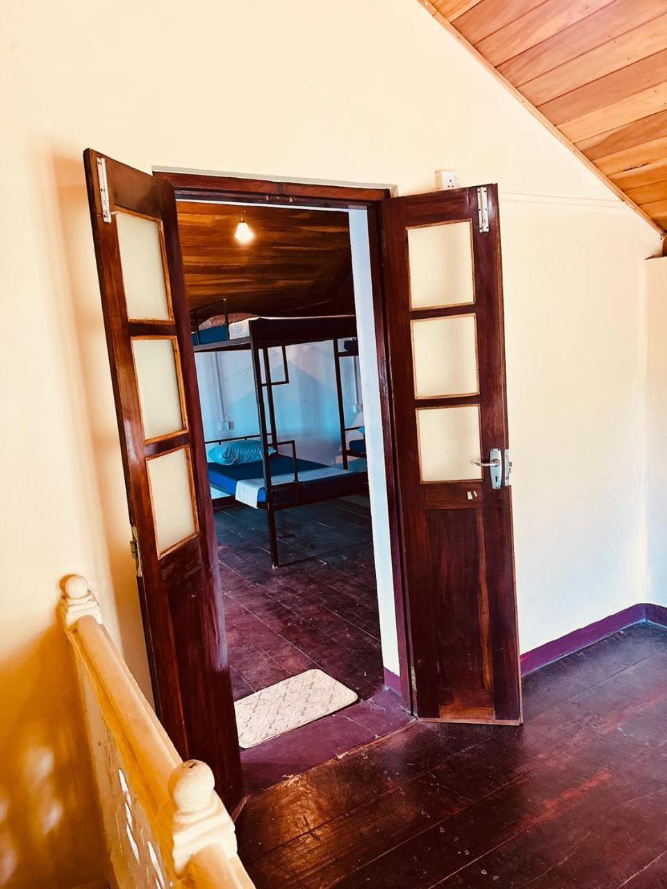 Happy Bunk Hostel Weligama Buitenkant foto